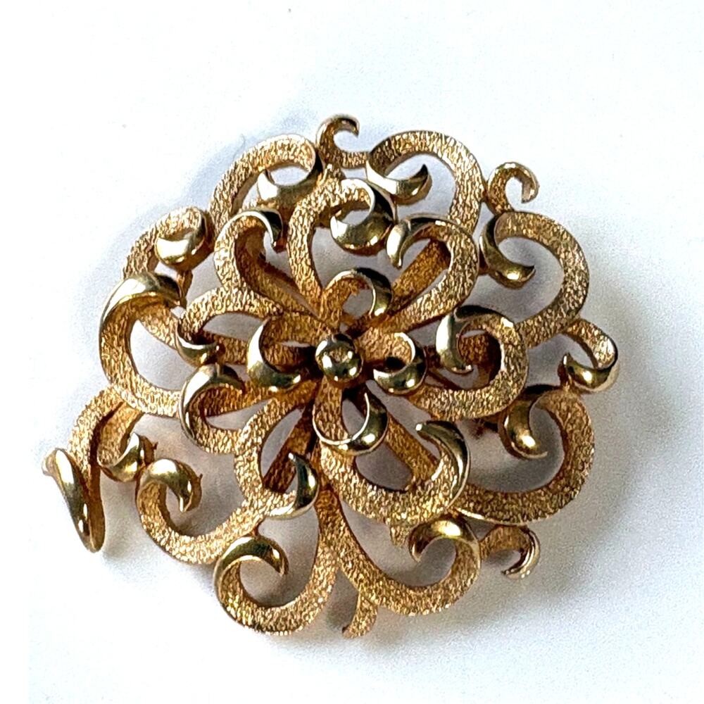 Crown Trifari Gold Tone Floral Brooch Vintage Textured Swirl Pin